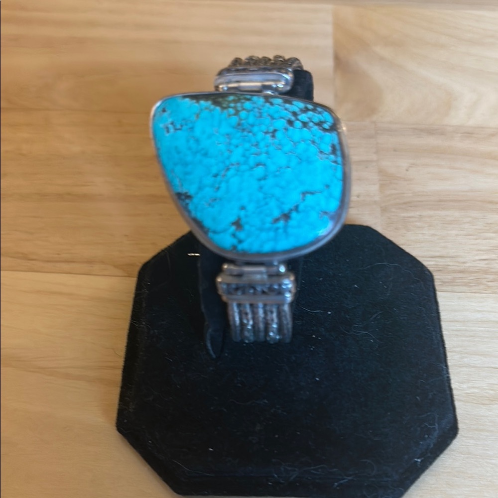 Blue Silver Bracelet with Eye-Catching Design